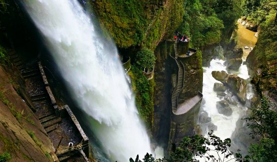 Vía Baños-Puyo: adrenalina pura en cascadas, tarabitas y túneles