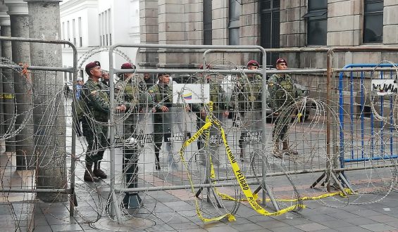 Ecuador, entre palos y piedras…