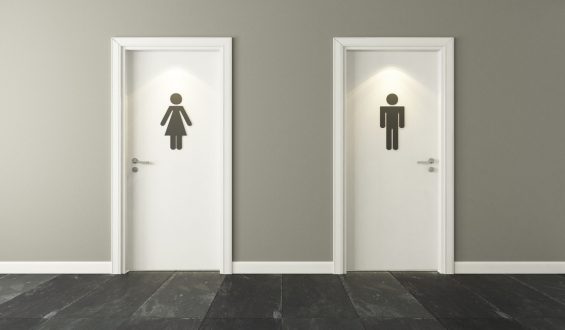 CONVERSACIONES EN UN BAÑO PÚBLICO