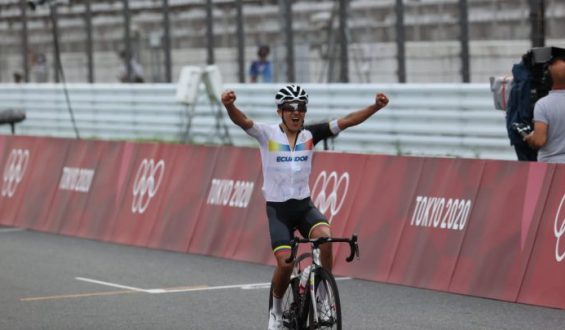 Richard Carapaz besa la gloria olímpica