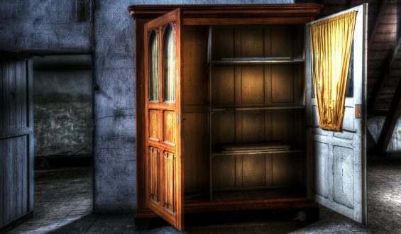 «Terror en el armario», un relato de Viviana Garcés Vargas