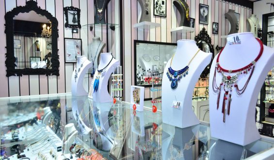 Un collar y una factura. Crónica de Sougand Hessamzadeh desde Roma