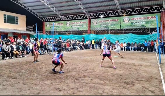 Las Vivis recorren el país enfrentando a los duros del ecuavoley. Crónica de Diego Montenegro